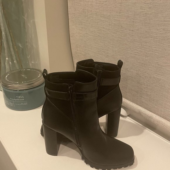 shoedazzle black booties